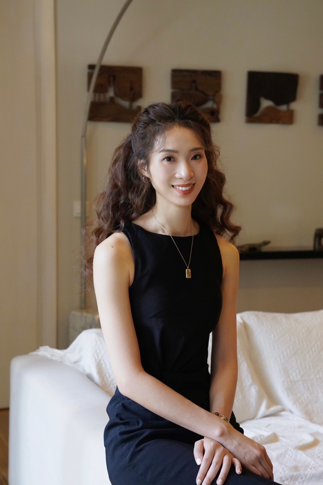 Sulli 坐在沙發上微笑的形象照
